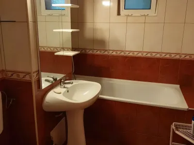 baie curata cu oglinda inchiriere apartament Sector 1 București